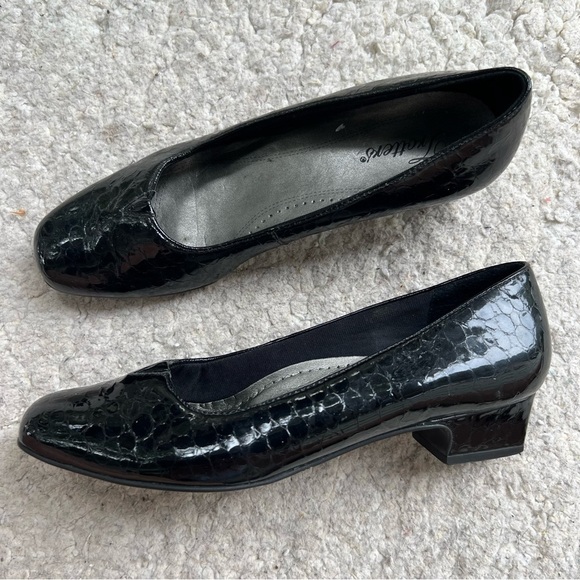Trotters: Black Patent Leather Reptile Print Business Kitten Heels Size 8 - Picture 9 of 9